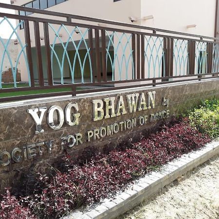 Апарт отель Yog Bhawan Большая Нойда Экстерьер фото